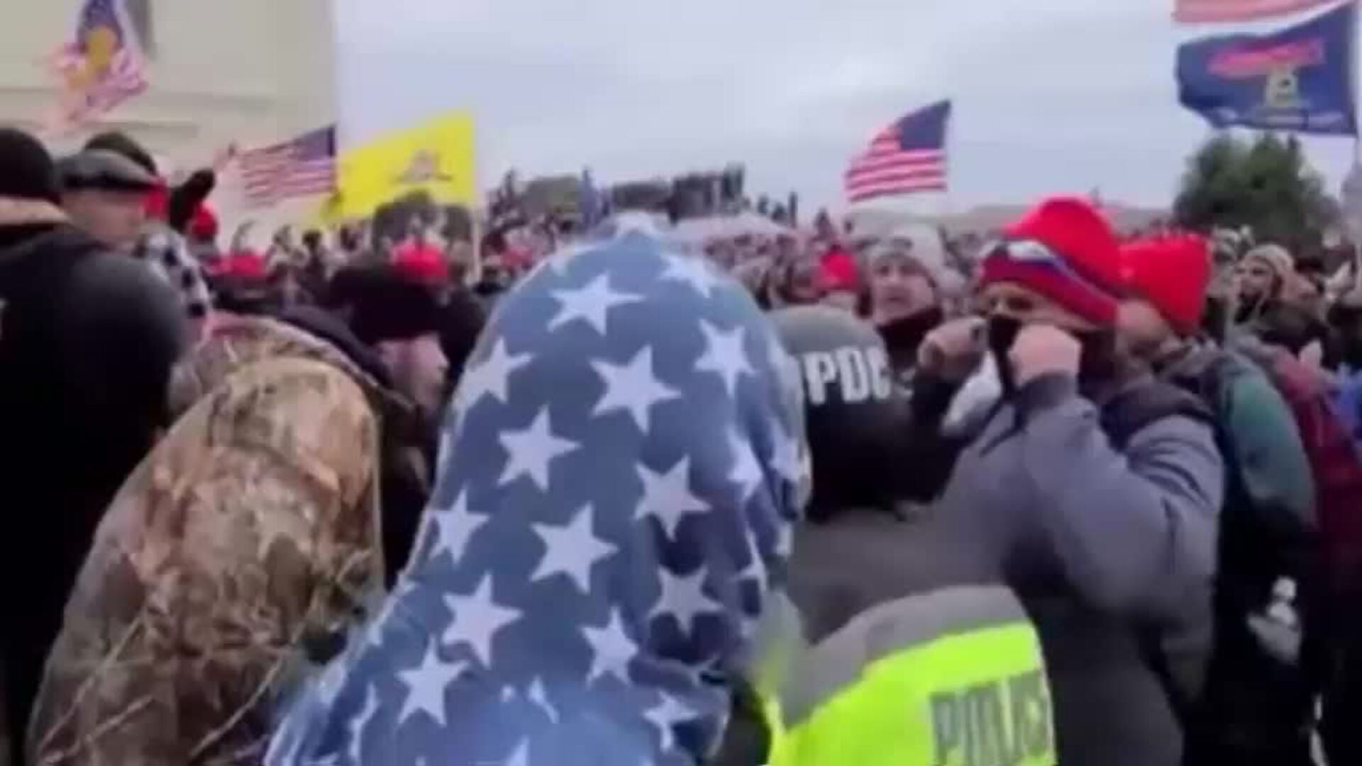 Revelan nuevas imágenes del asalto al Capitolio de EEUU