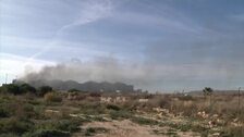 El incendio del aeropuerto de Alicante-Elche sigue activo y mantiene cerrado el tráfico aéreo este jueves