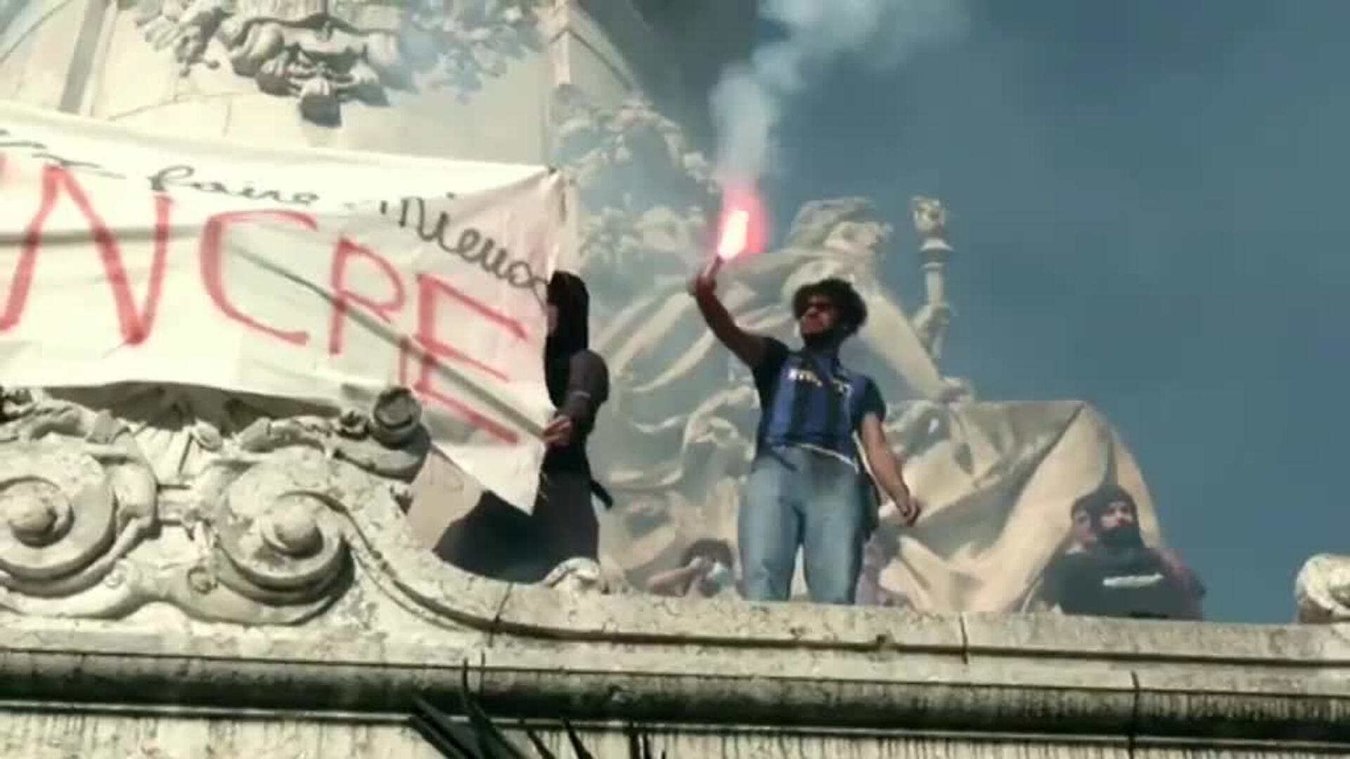 Miles de personas salen a las calles en París contra el posible acceso de Le Pen al Elíseo