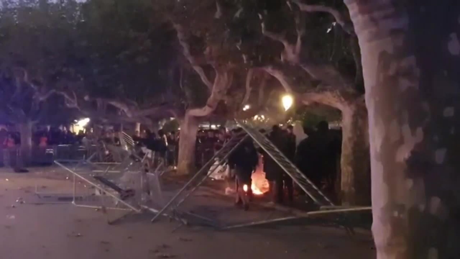Queman una bandera española ante el Parlament
