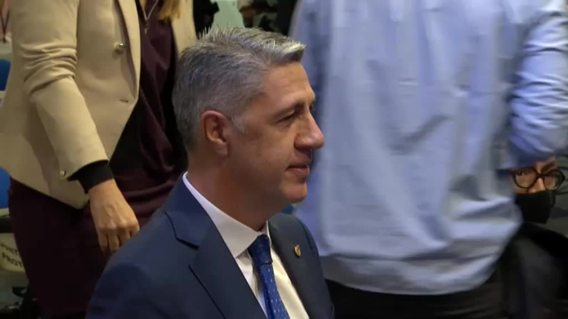 Albiol estrecha la mano del socialista Rubén Guijarro tras convertirse este último en nuevo alcalde de Badalona