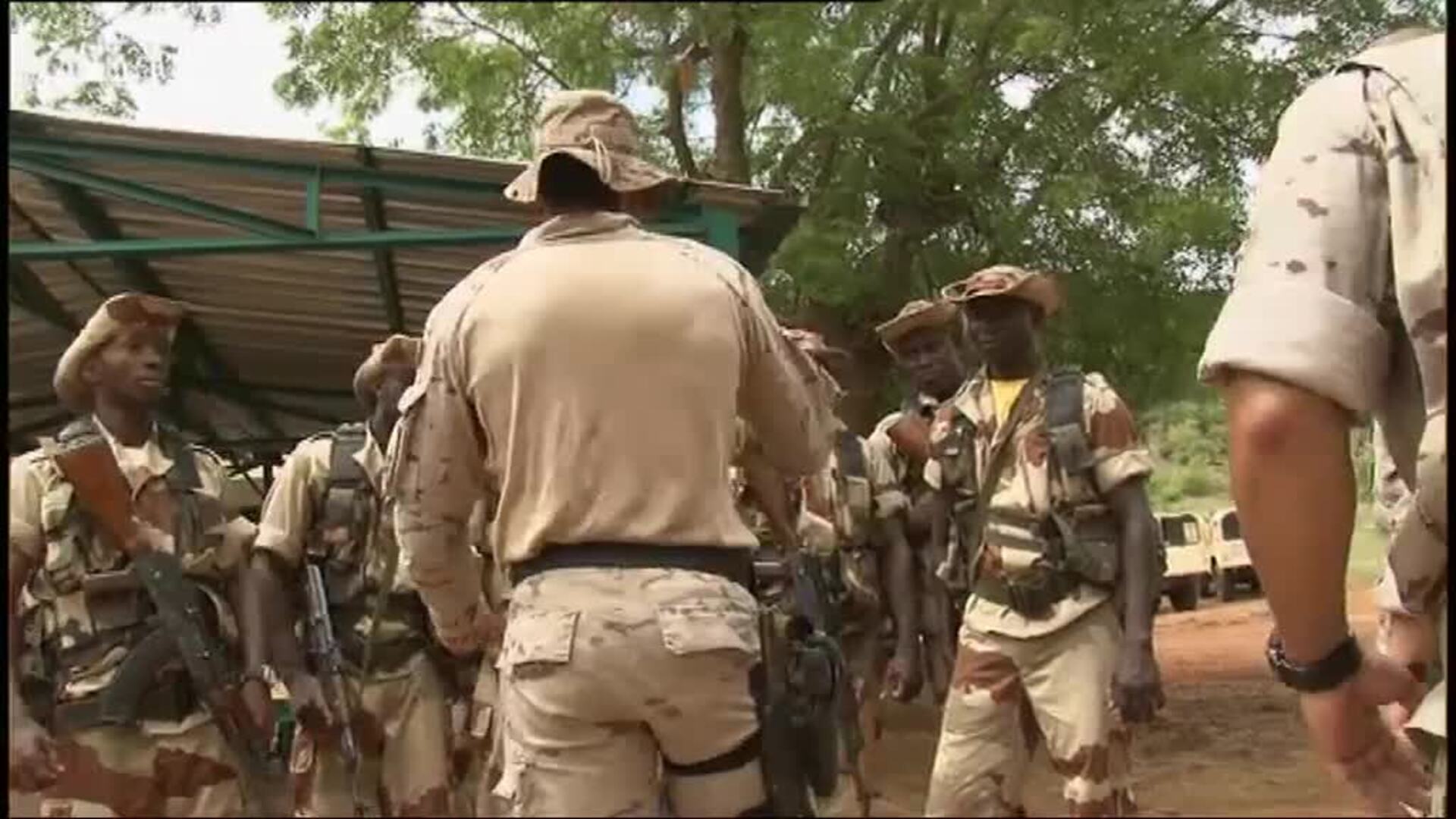 Pedro Sánchez destaca el compromiso de las FAS con la democracia en su mensaje a las tropas en el exterior
