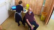 Sanidad recomienda esperar 6 meses para vacunar a los menores de 55 años que hayan pasado el virus