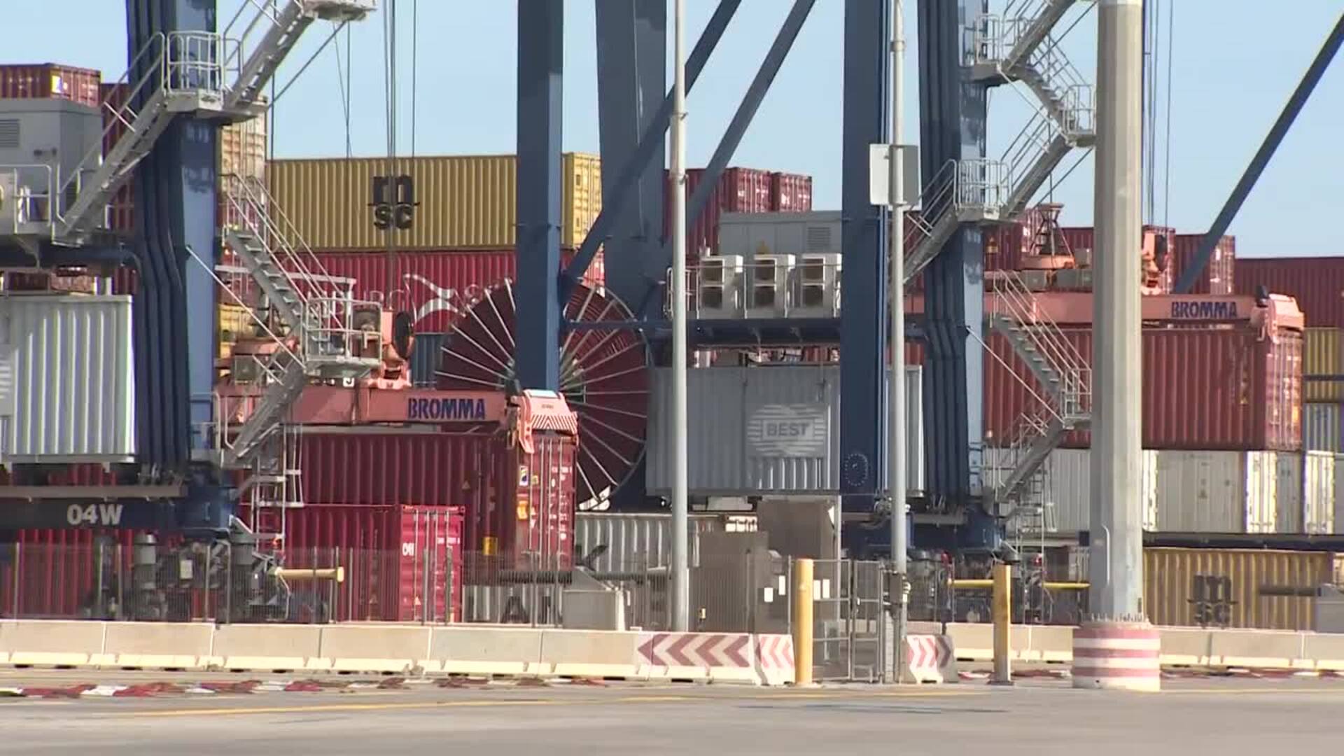 El Port de Barcelona se prepara para la llegada de los buques del canal de Suez