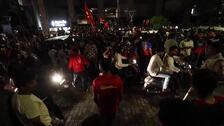 Aficionados del RCB celebran la victoria en la liga de críquet de Bangalore