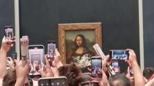 Pedradas, pintadas y tartazos contra la maltratada Gioconda: los ataques a la Mona Lisa de Da Vinci