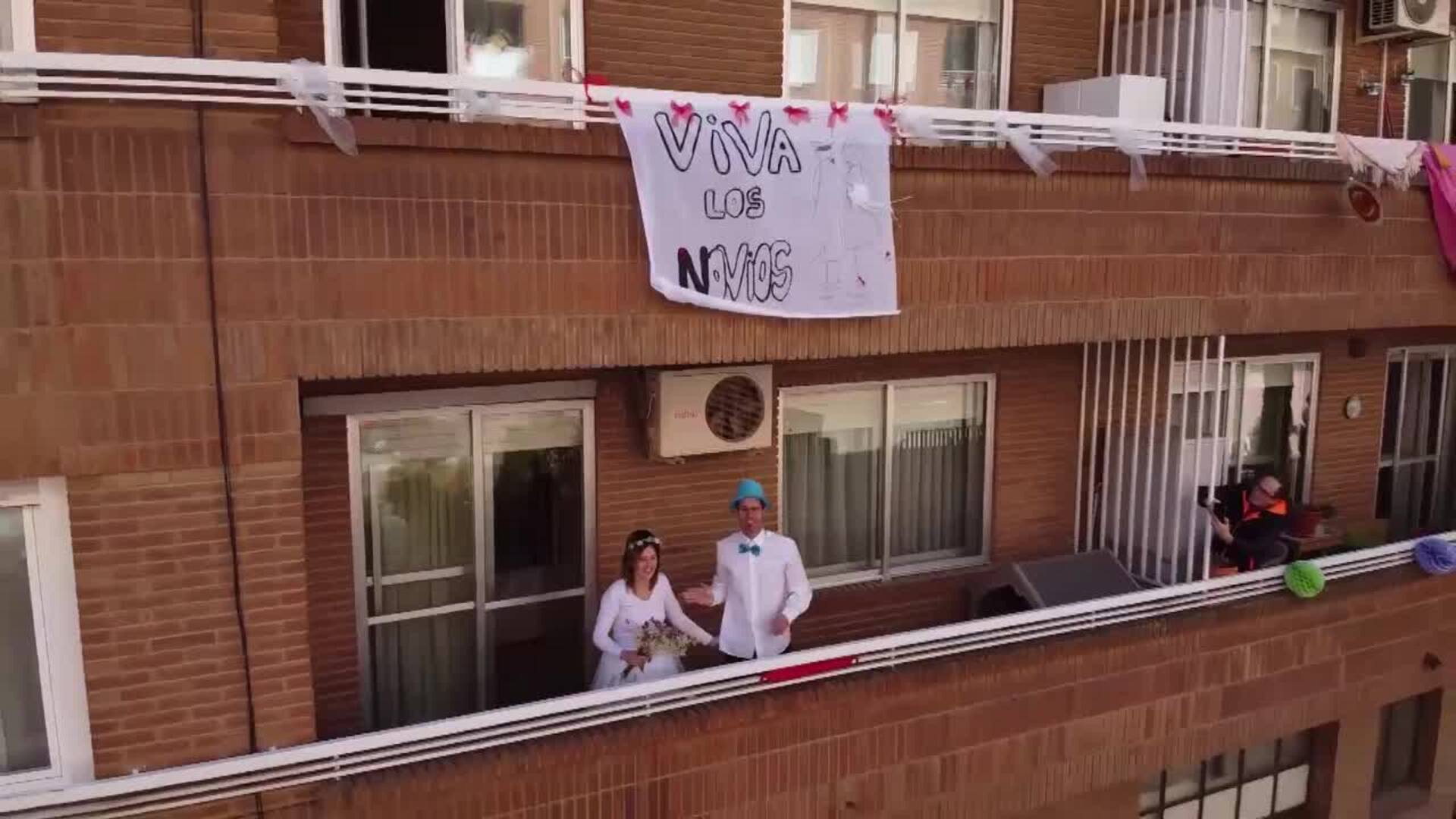 Se dan el &#039;sí quiero&#039; en la terraza tras aplazar su boda el coronavirus