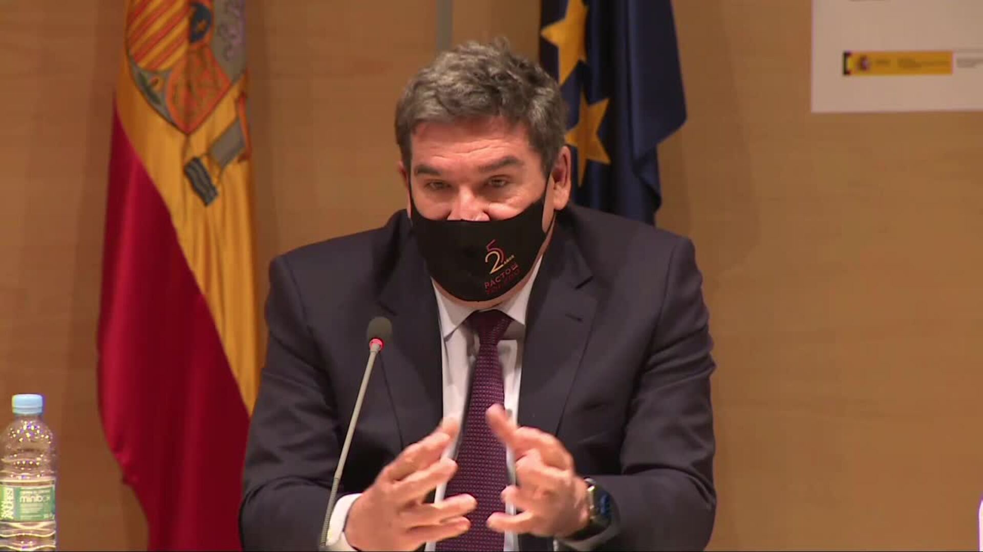 Escrivá pide a CaixaBank y BBVA que piensen en las ayudas recibidas antes de recortar plantillas