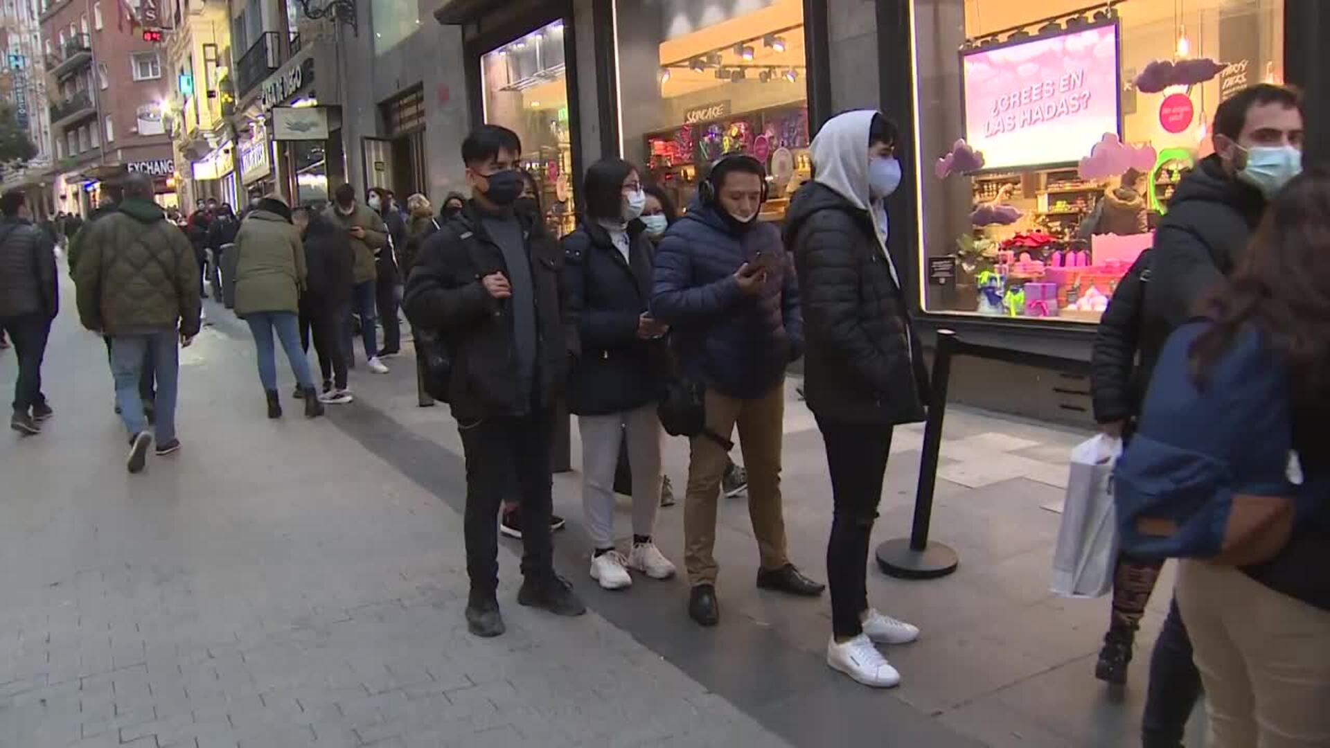 Largas colas en Doña Manolita para comprar los últimos números