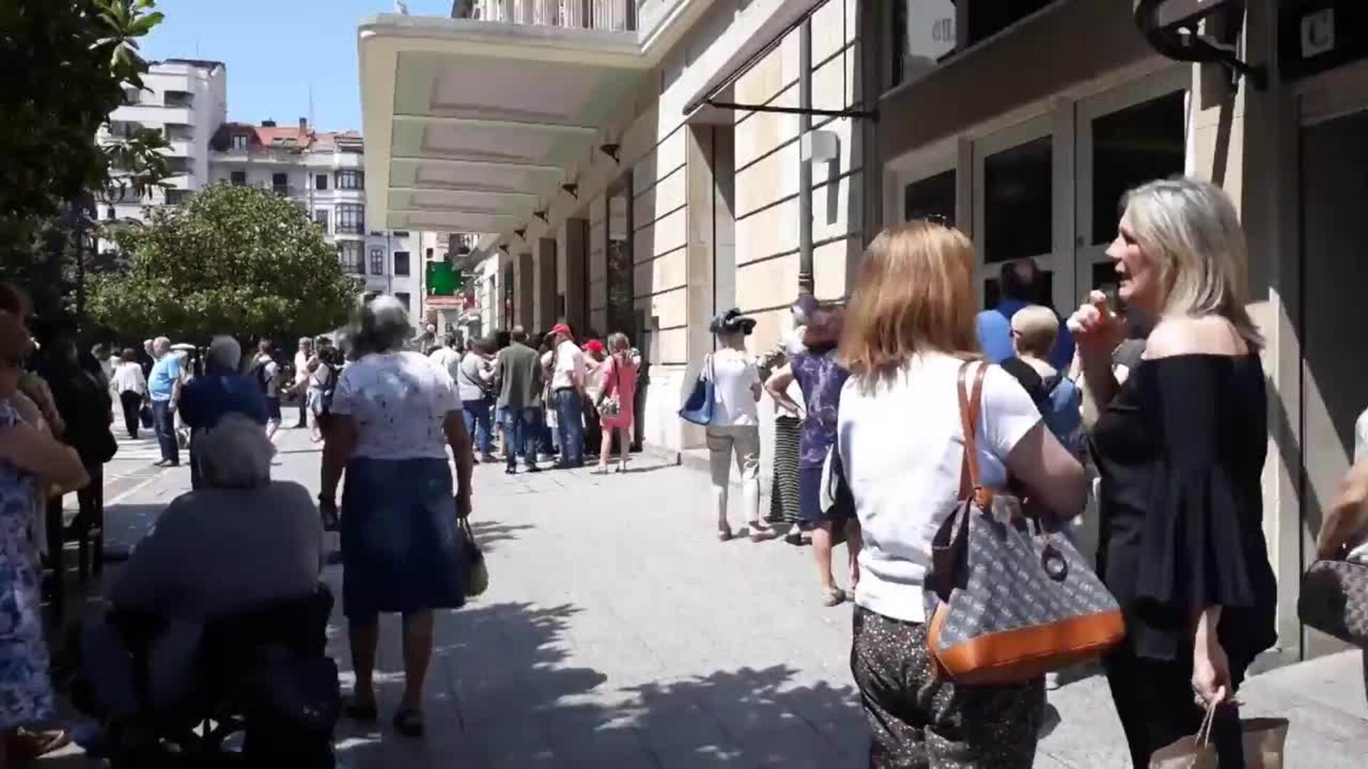 Cola para entrar en la capilla ardiente del actor gijonés Arturo Fernández en Gijón