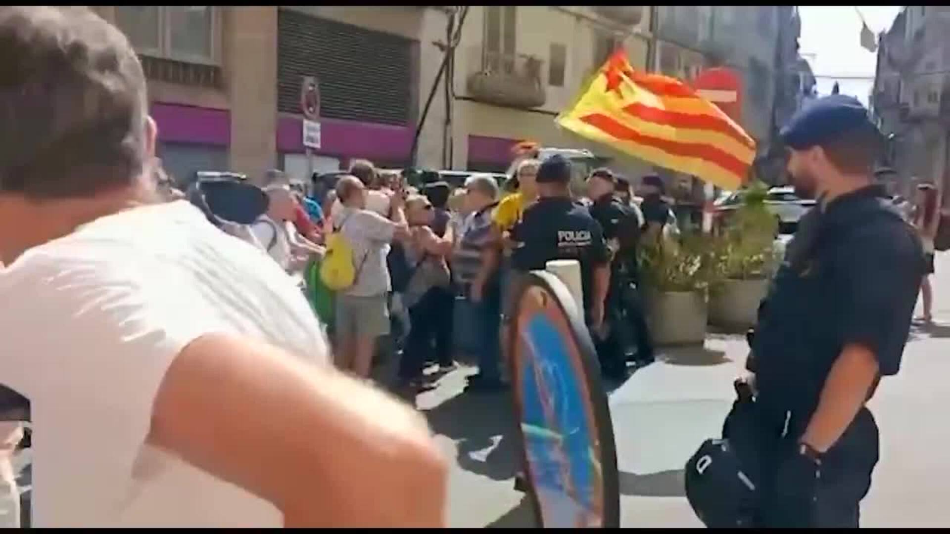 Concentración en Figueres contra la visita de la Princesa Leonor y la Infanta Sofía
