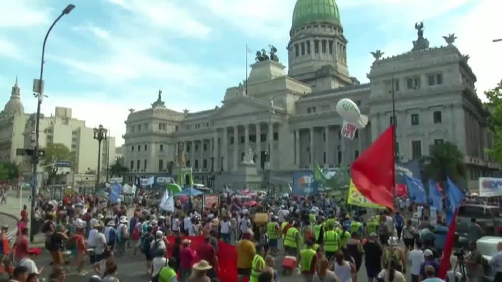 Miles de argentinos protestan contra la situación económica del país