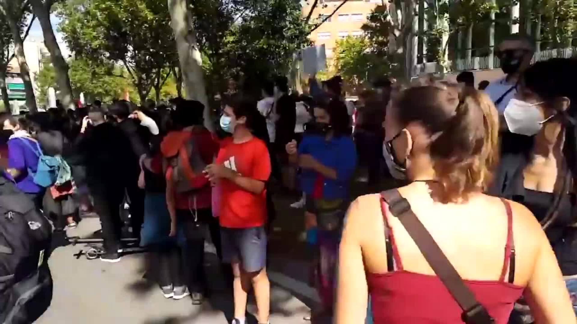 Gritos de &quot;¡Más sanitarios y menos policía!&quot; frente a la Asamblea de Madrid