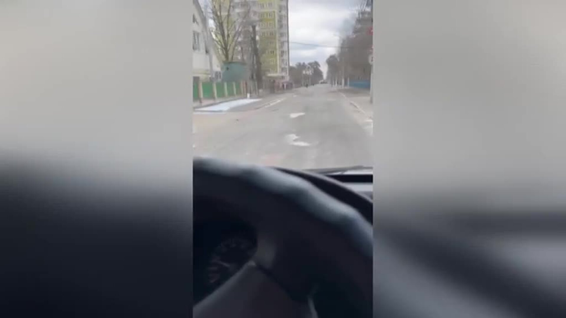 Evacuación en un Irpin devastado