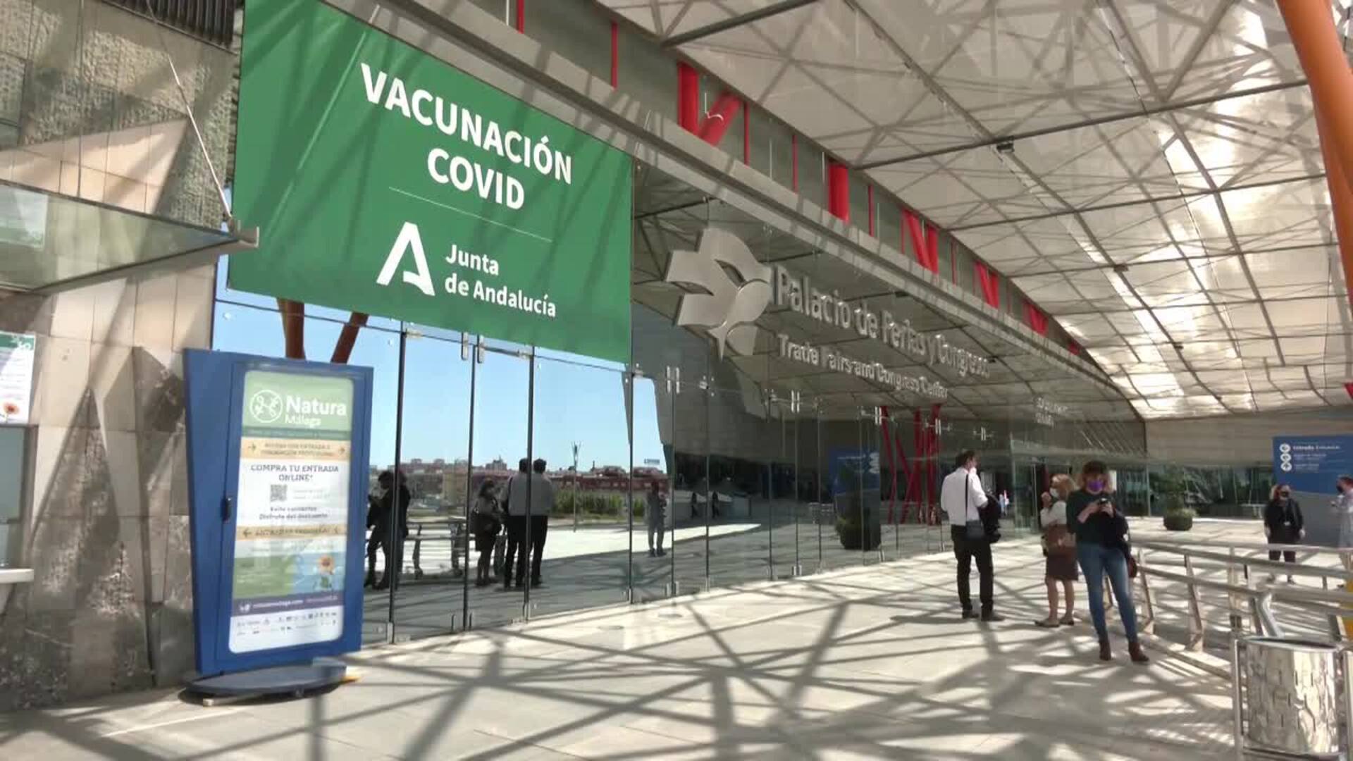 Andalucía prevé que en julio el 70% de población diana cuente con una dosis y el 40% con las dos