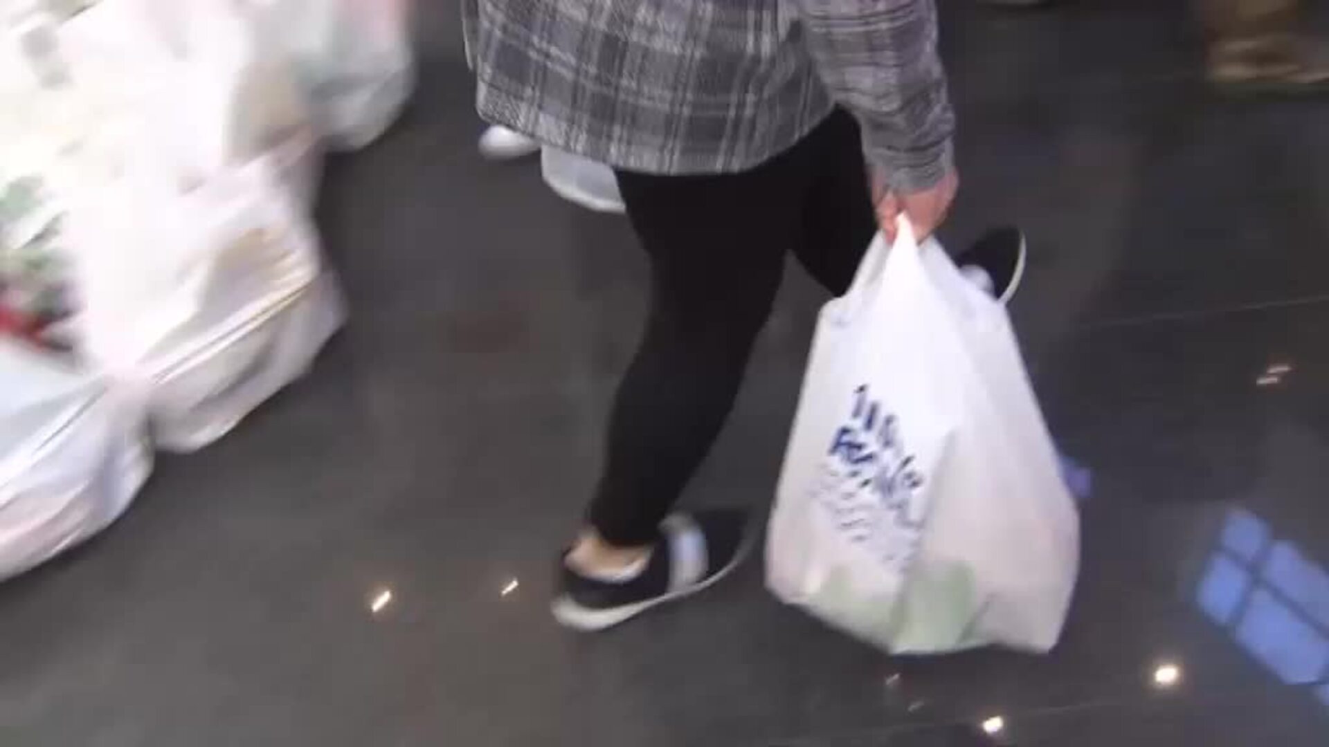 Continúan las colas del hambre en las calles de Valencia