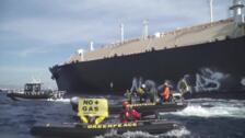 Greenpeace bloquea un buque cargado de gas en Sagunto para exigir el fin de los combustibles fósiles