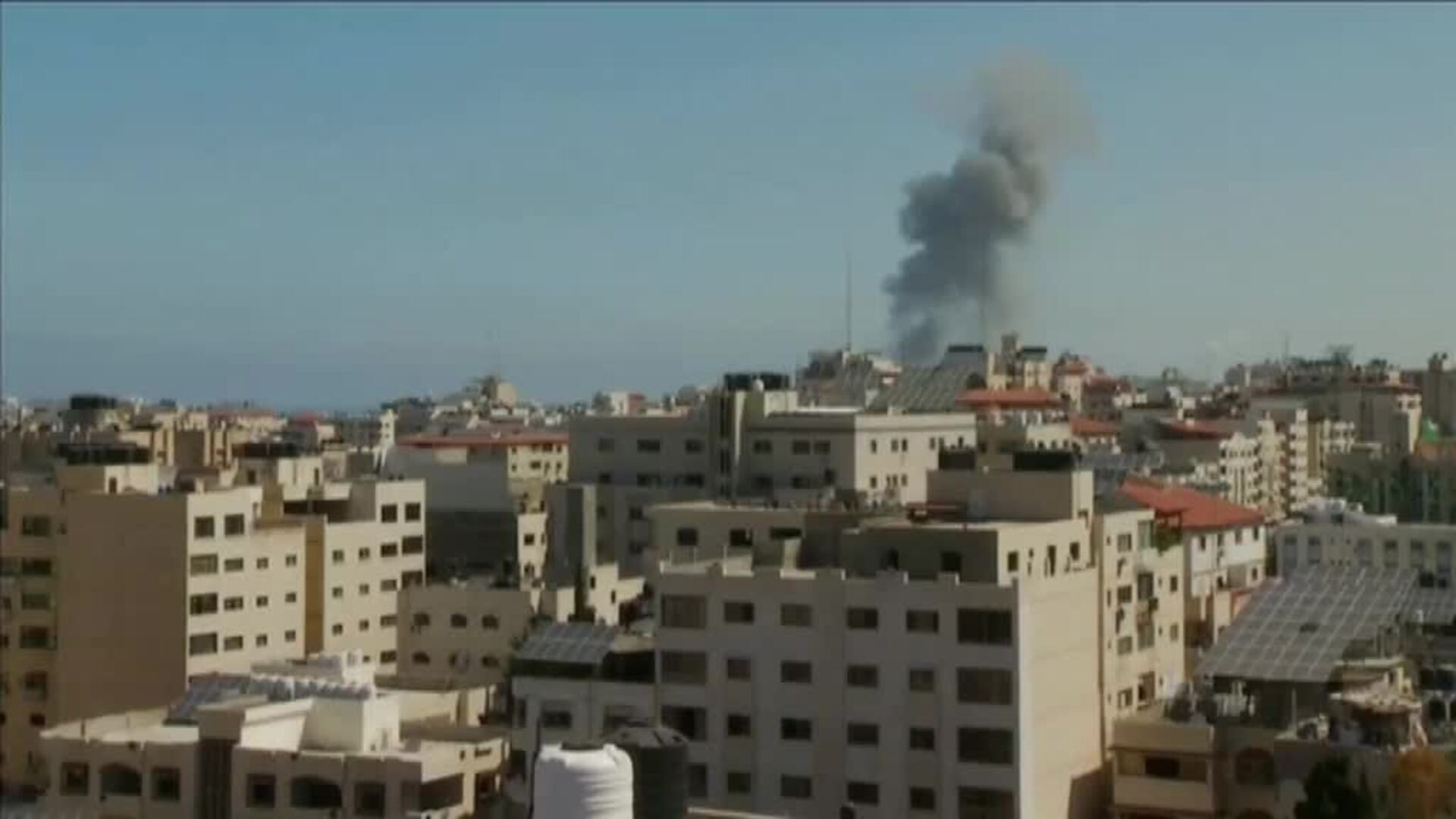 Los ataques entre Israel y Palestina no cesan mientras se reproduce el conflicto en las calles