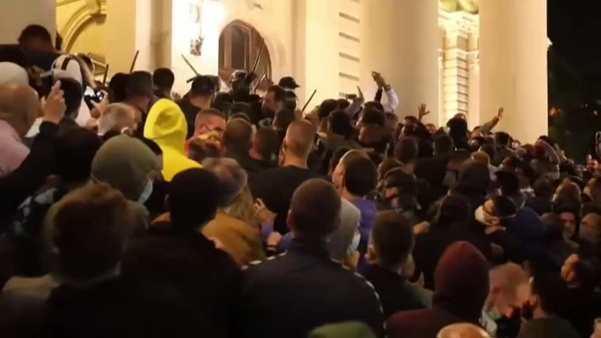 Violenta protesta ante el Parlamento serbio por el toque de queda debido al COVID- 19