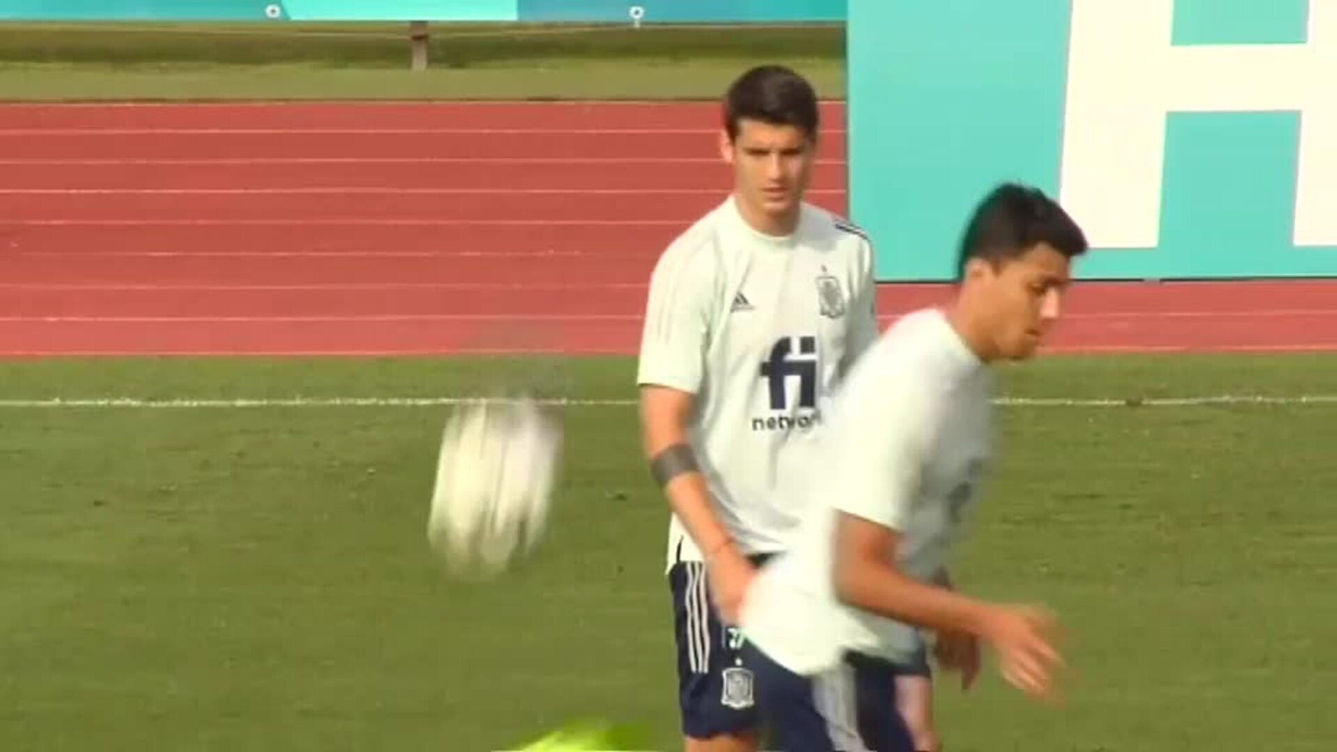 Morata ensaya disparos a portería en el día después del empate contra Suecia