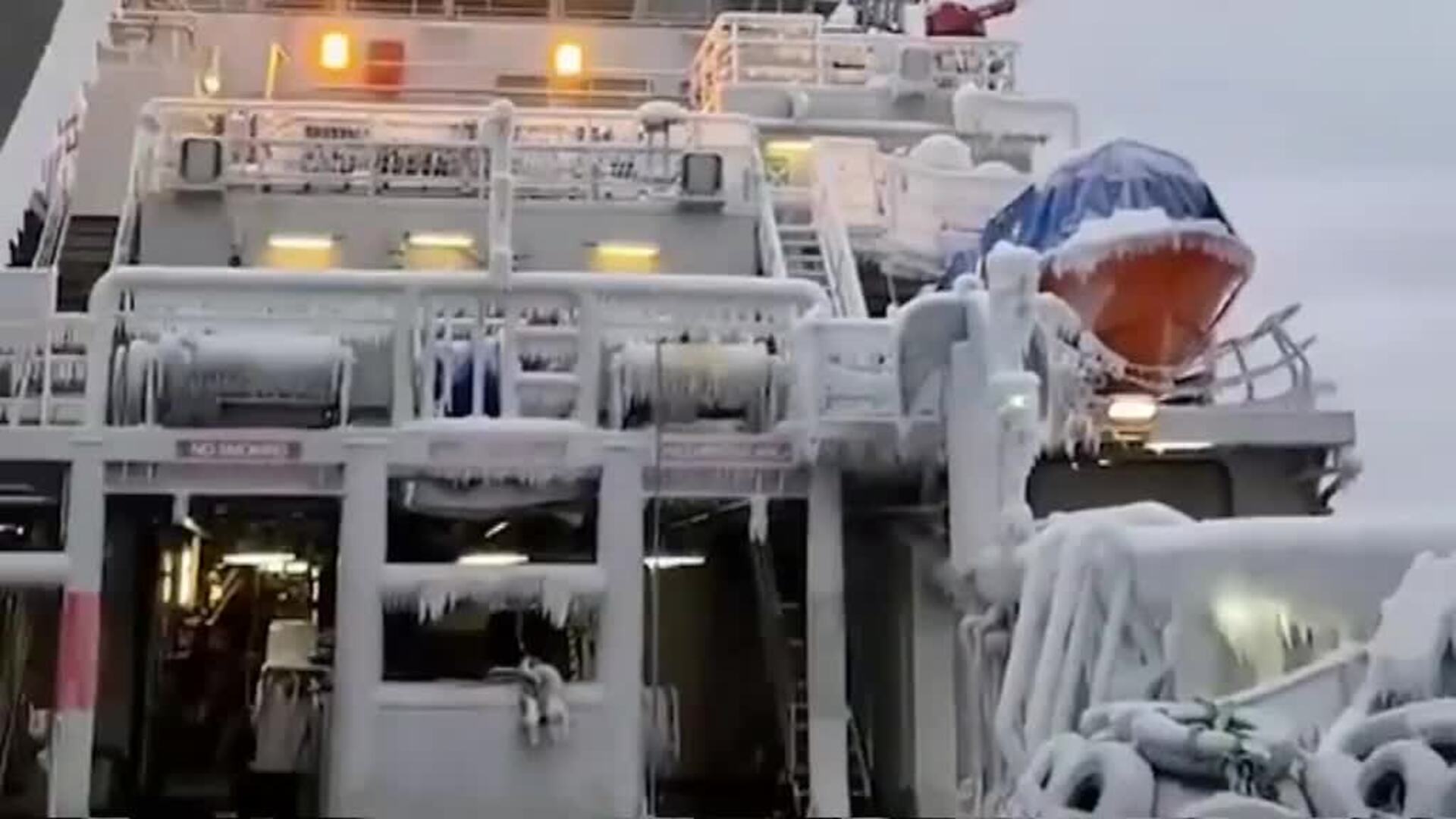 Noruega colabora en la extinción del incendio de un buque de mercancías en Suecia