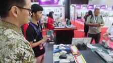 Indonesios en Yakarta visitan una expo de electrodomésticos