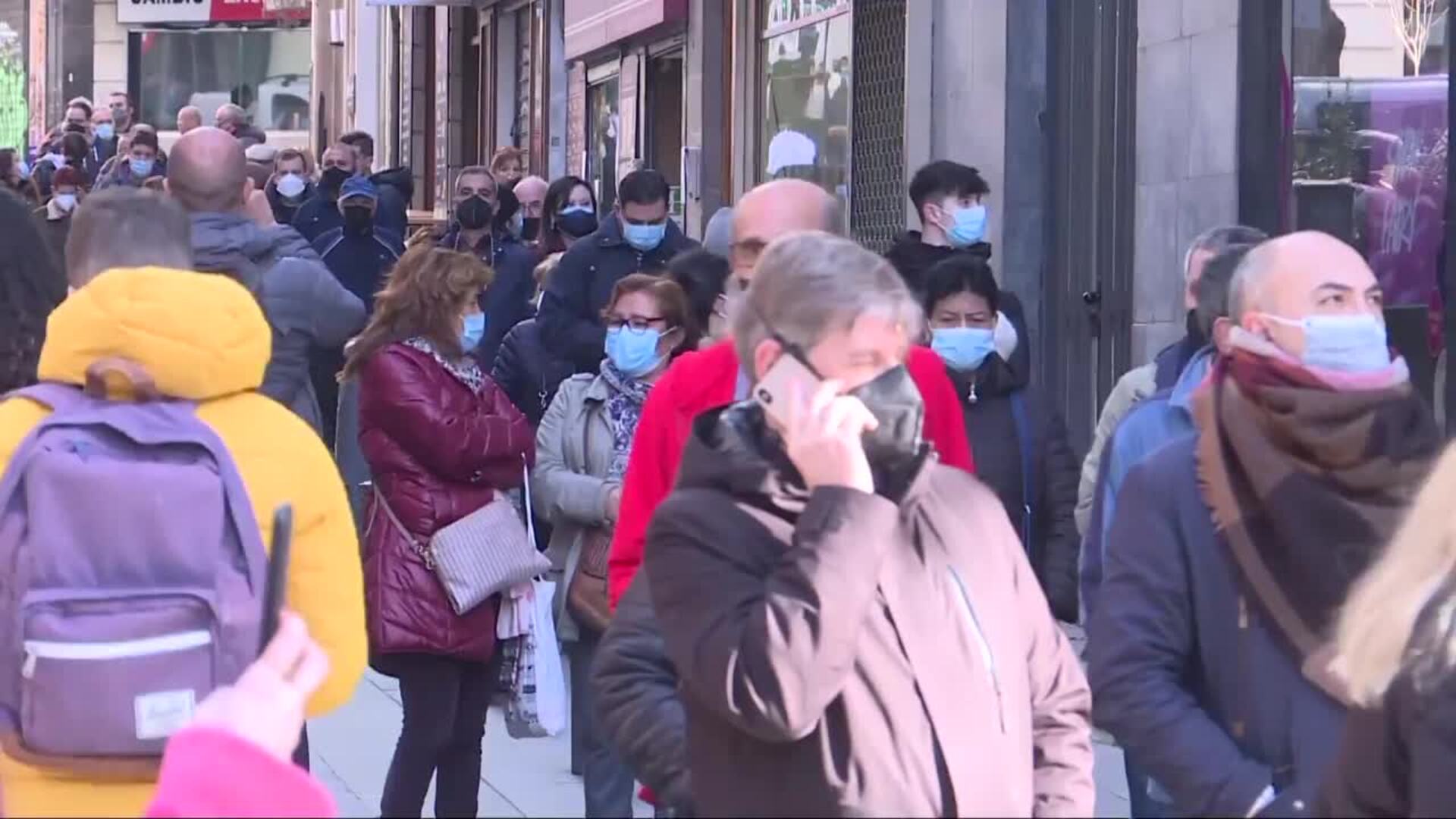 Largas colas en Doña Manolita para comprar lotería del Niño