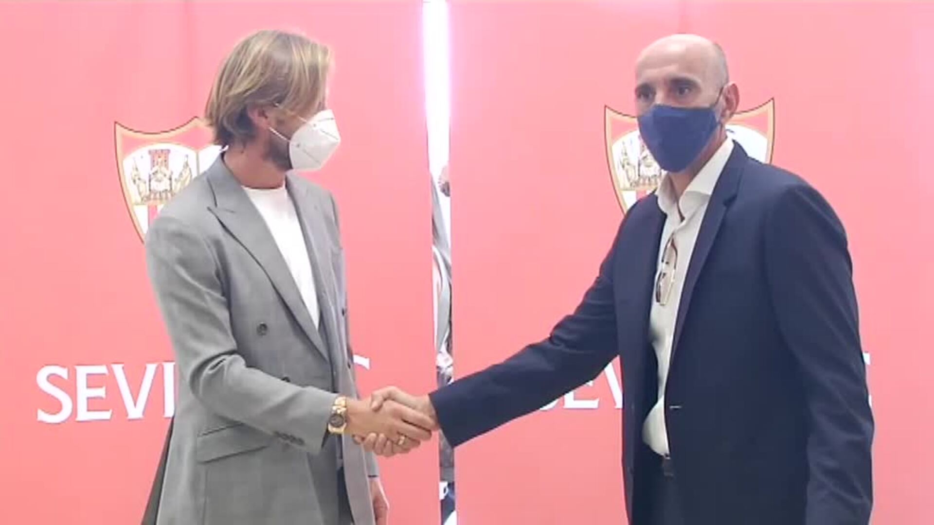 Monchi recibe a Rakitic en el aeropuerto de San Pablo