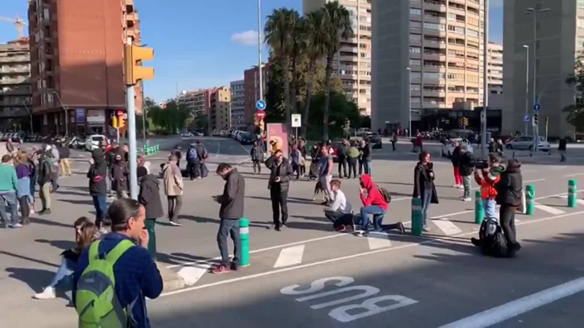 Desalojan a 60 personas que cortaban el tráfico junto a Sants
