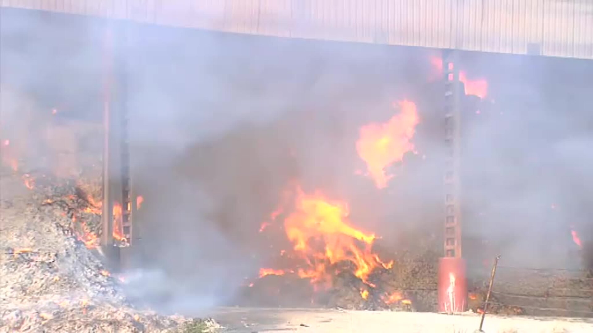 Los bomberos trabajan en la extinción de un incendio que afecta a una cooperativa agrícola de Tauste (Zaragoza)