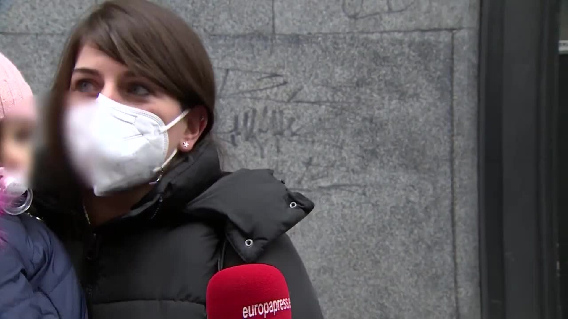 Cientos de personas aprovechan el puente para comprar sus décimos en Doña Manolita