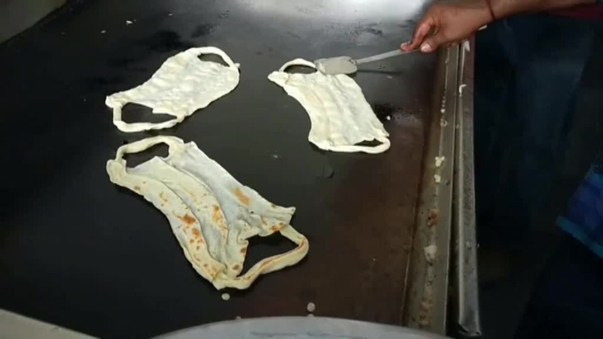 Las mascarillas de pan triunfan en un restaurante de la India