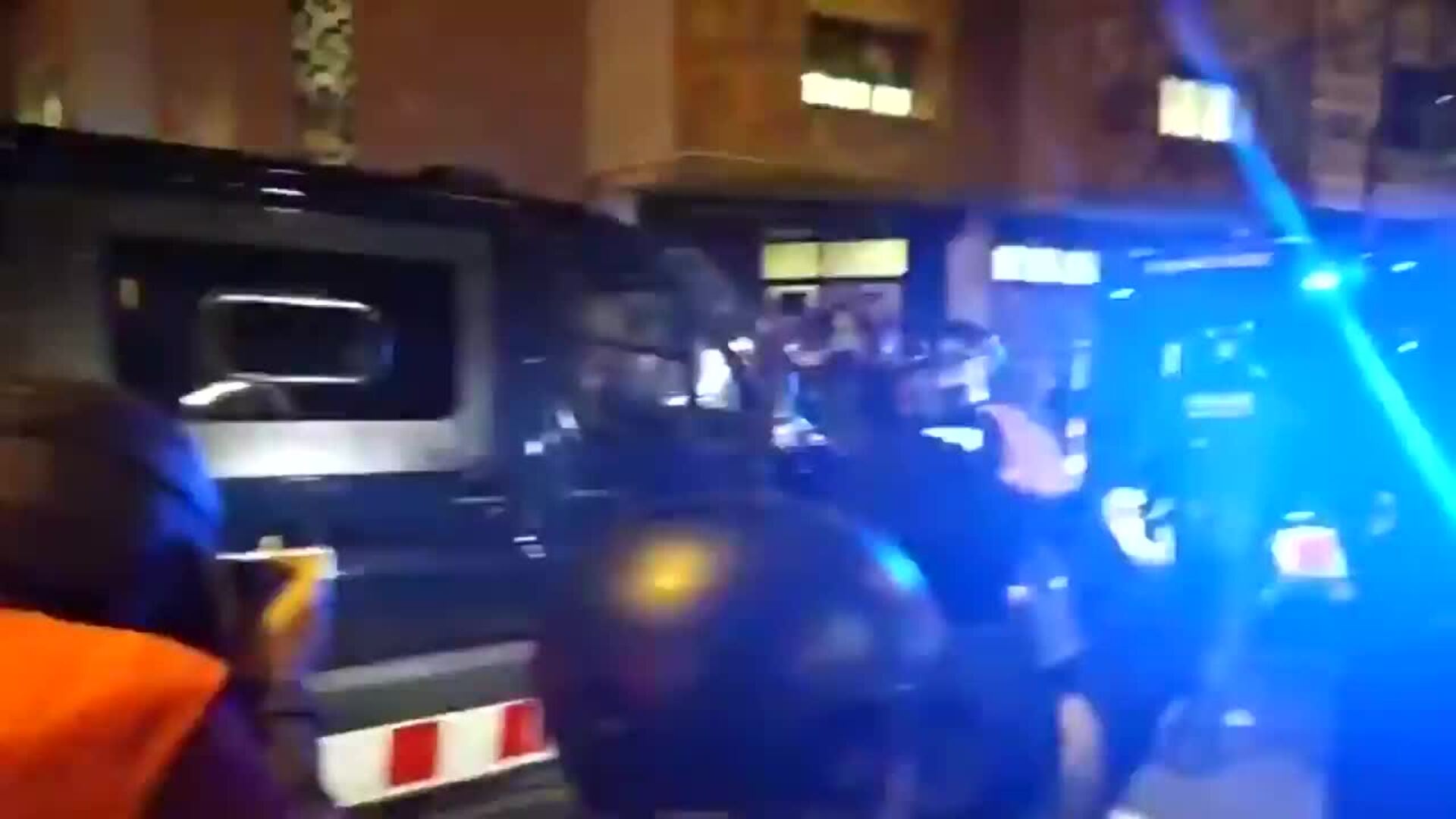 Un manifestante ante el Camp Nou tira al suelo a un mosso de un empujón