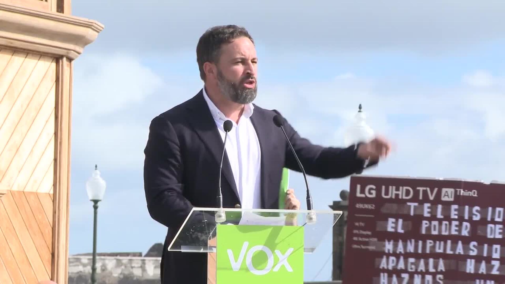 Abascal critica que Gobierno &quot;haga noticias&quot; del chat de militares