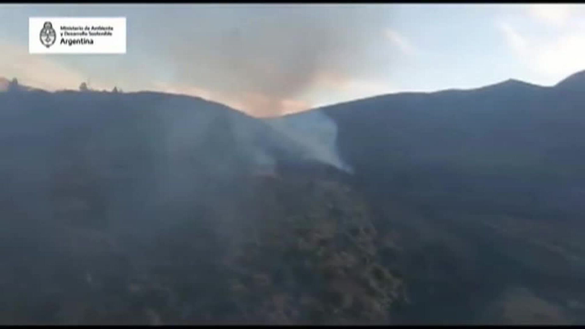 Los bomberos luchan contra un incendio sin control en la región argentina de Río Negro