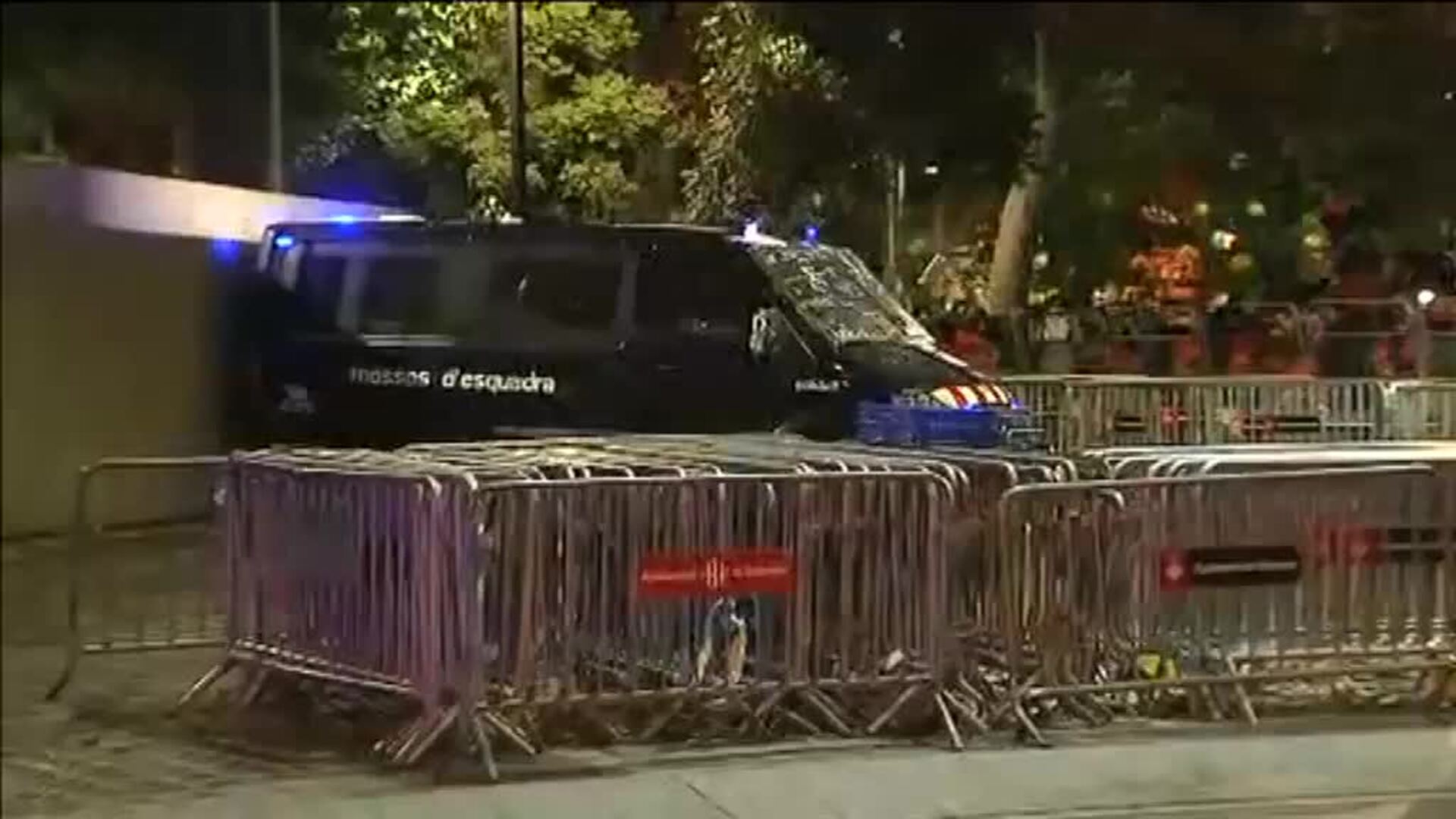 Los CDR lanzan pintura a un furgón de los Mossos d&#039;Esquadra