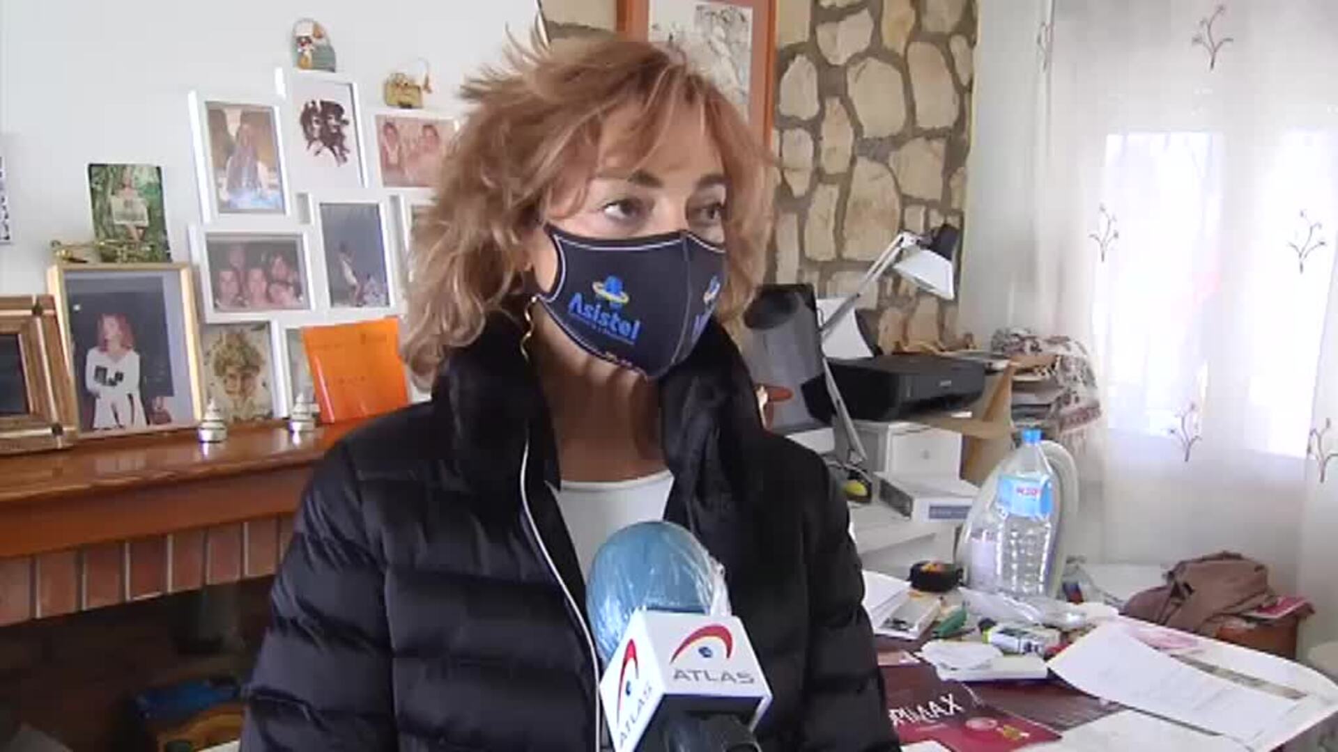 Una mujer hace una performance para llamar la atención sobre el okupa que hay en su casa