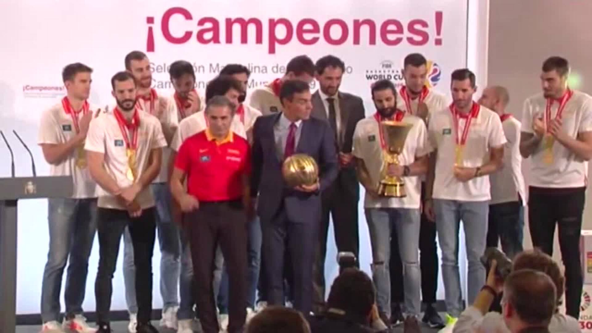 Los Reyes y Sánchez reciben a la selección española de baloncesto