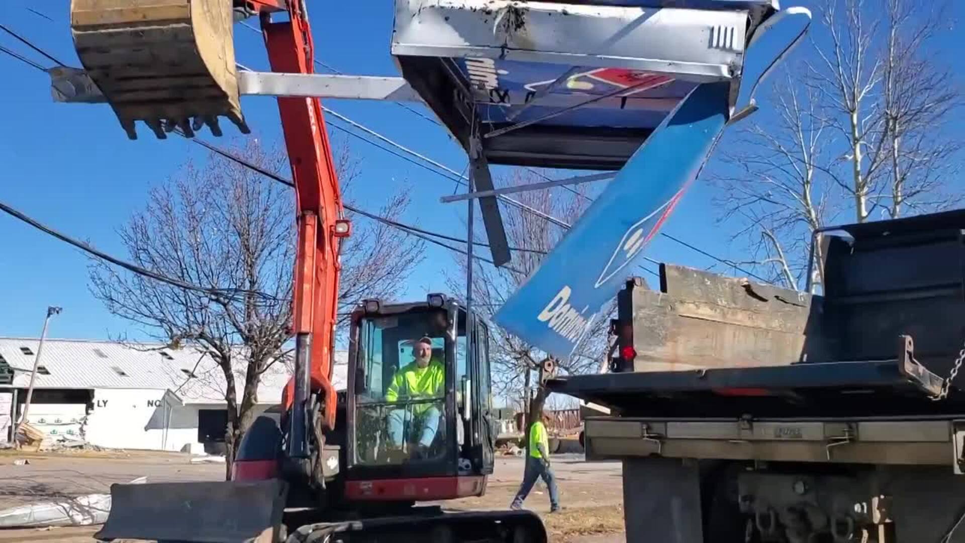 Biden visita Kentucky tras los tornados y dice que cubrirá todo el coste