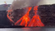 La colada 2 del volcán de La Palma rebosa sobre la playa de Los Guirres