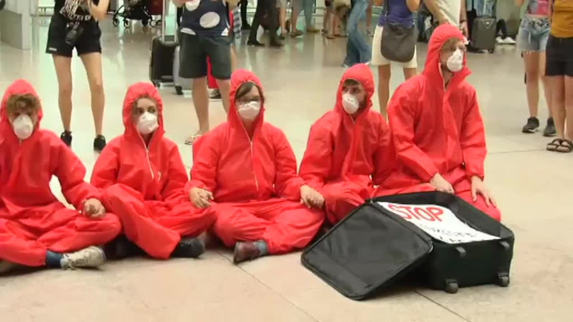 Performance de &#039;Stay Grounded&#039; contra la ampliación del aeropuerto de El Prat en Barcelona