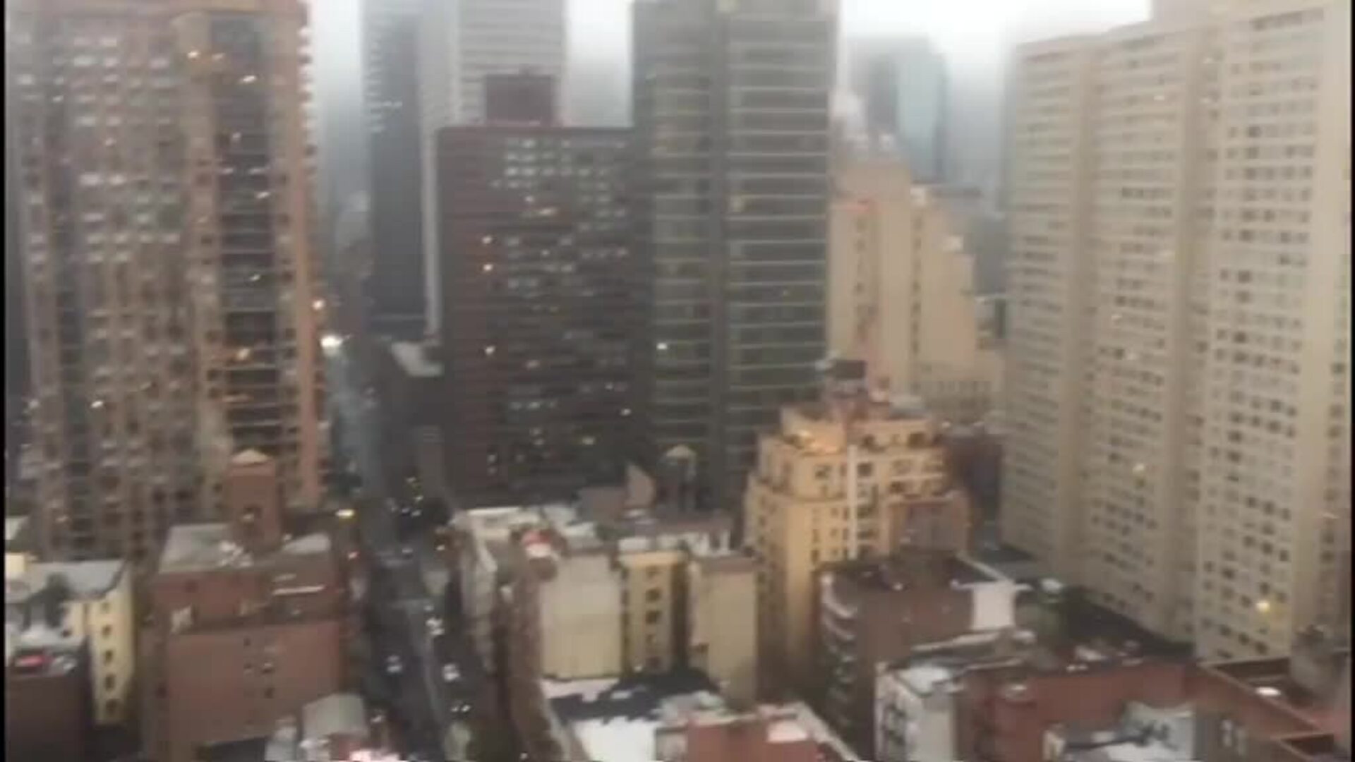 Miles de neoyorquinos homenajean a los sanitarios que luchan contra el COVID -19 con escasez de material de protección