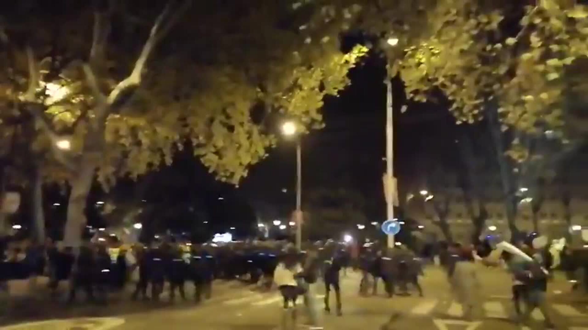 La Policía dispersa a encapuchados que lanzan objetos en la Marcha del Clima