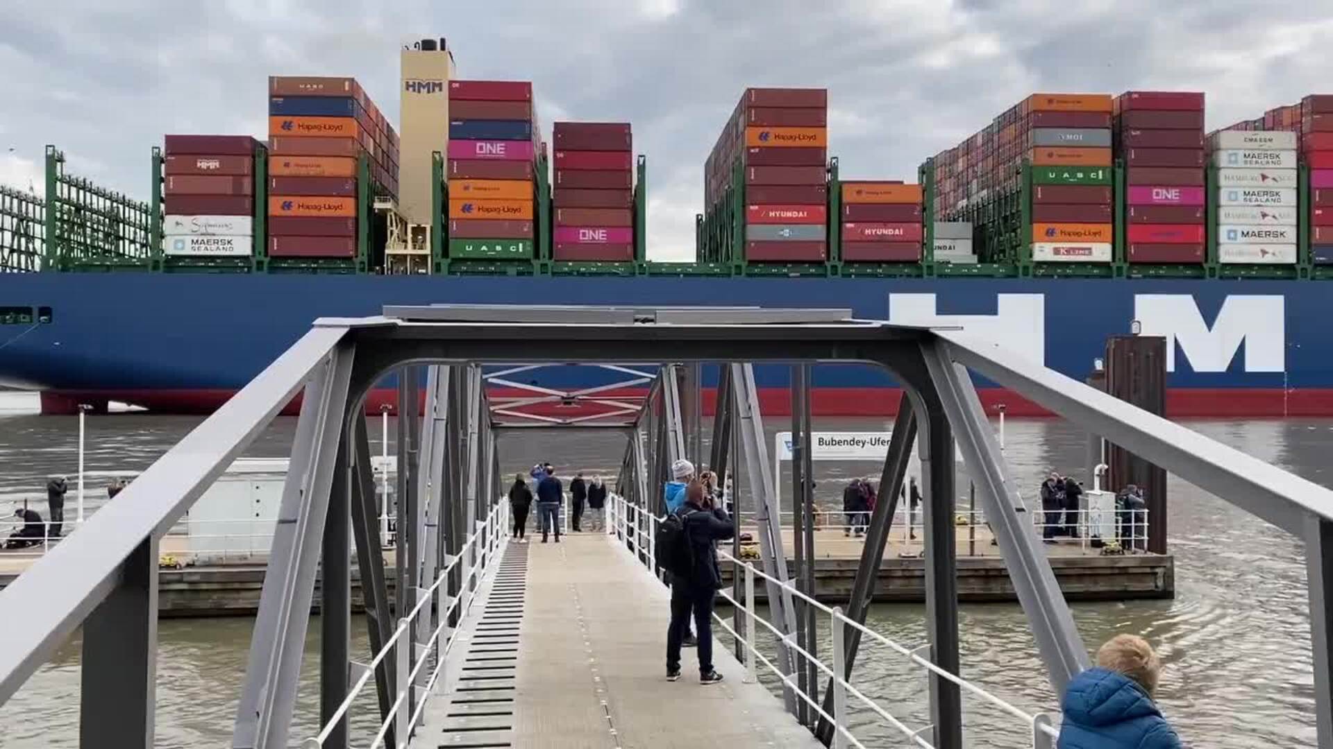 El portacontenedores más grande del mundo es recibido en Hamburgo