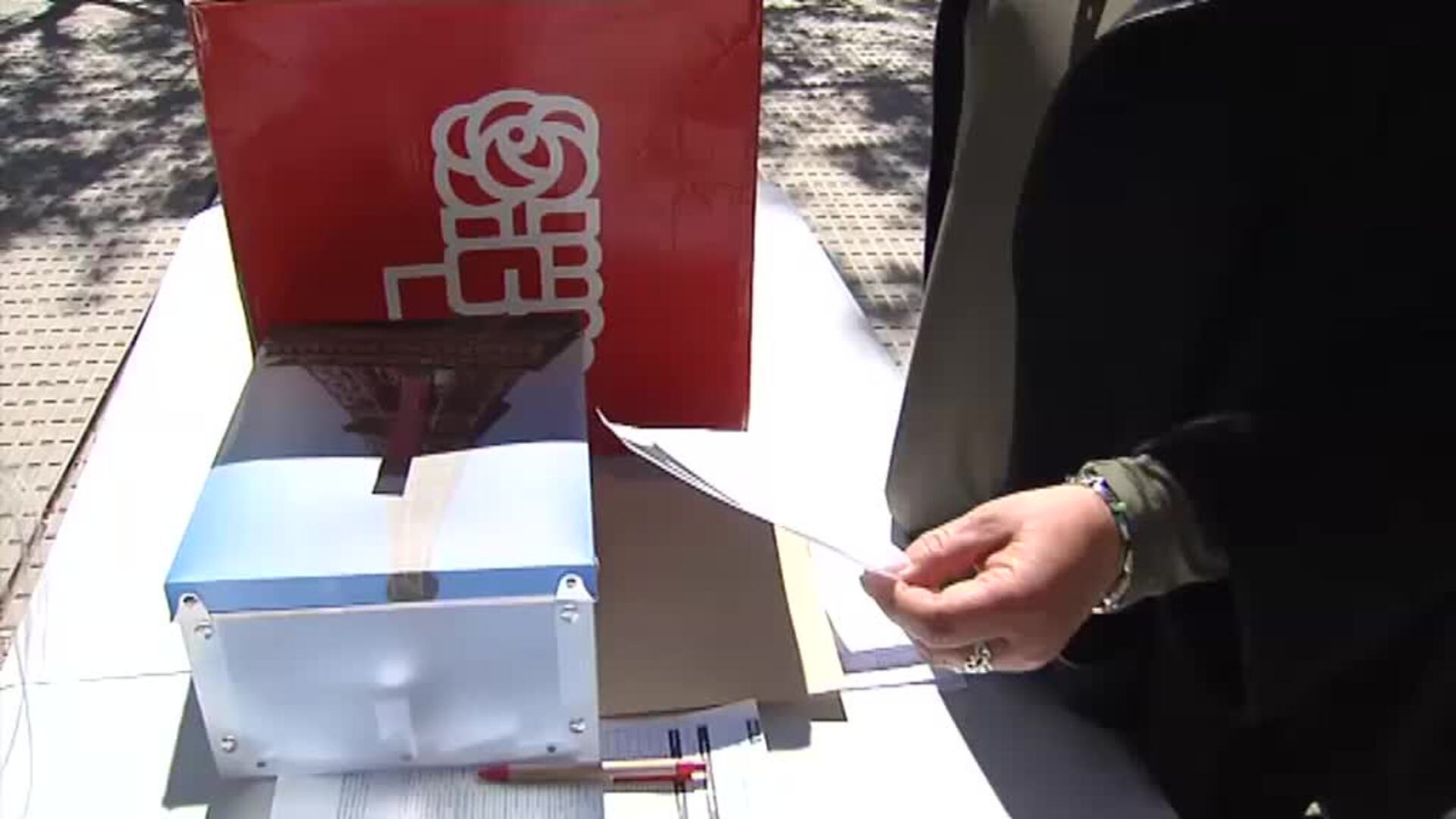 Los militantes socialistas votan el apoyo a la moción de censura en Murcia