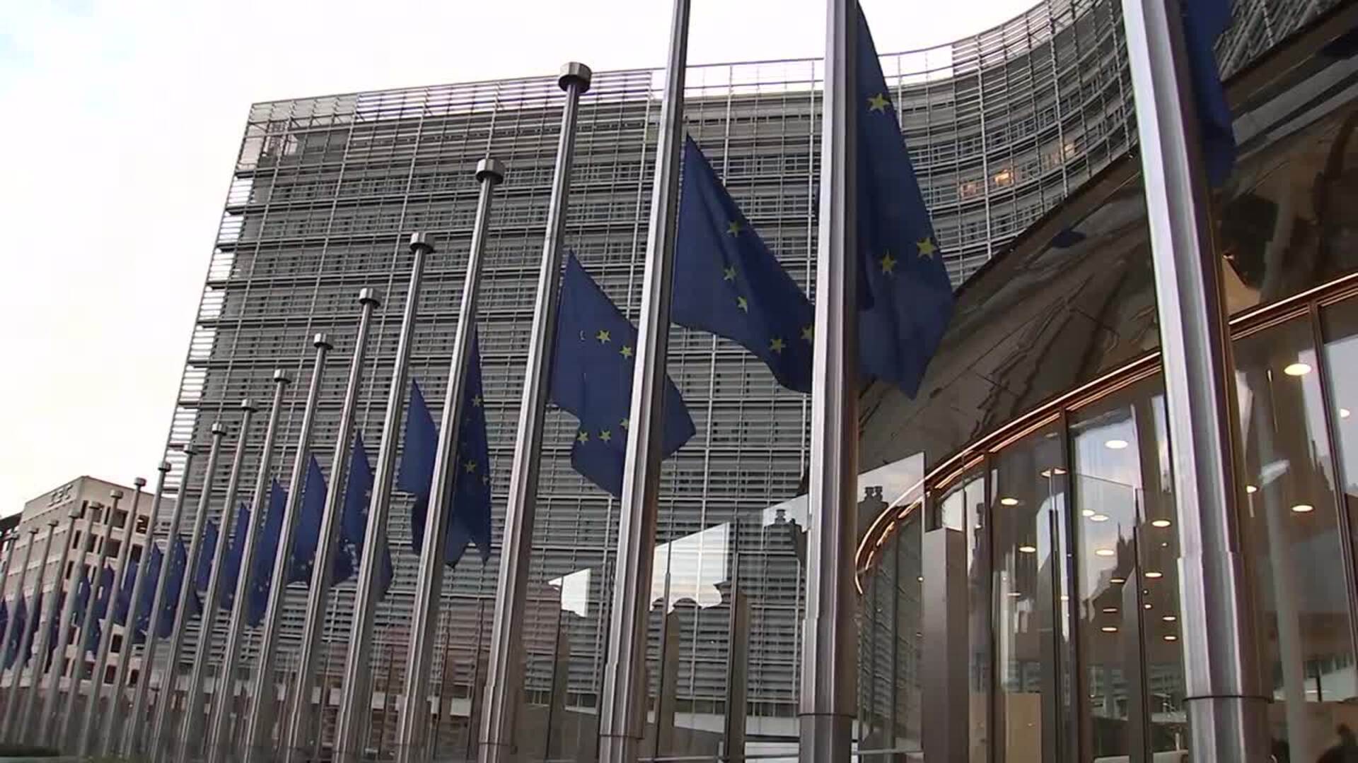 Las banderas de la UE ondean a media asta por Sassoli
