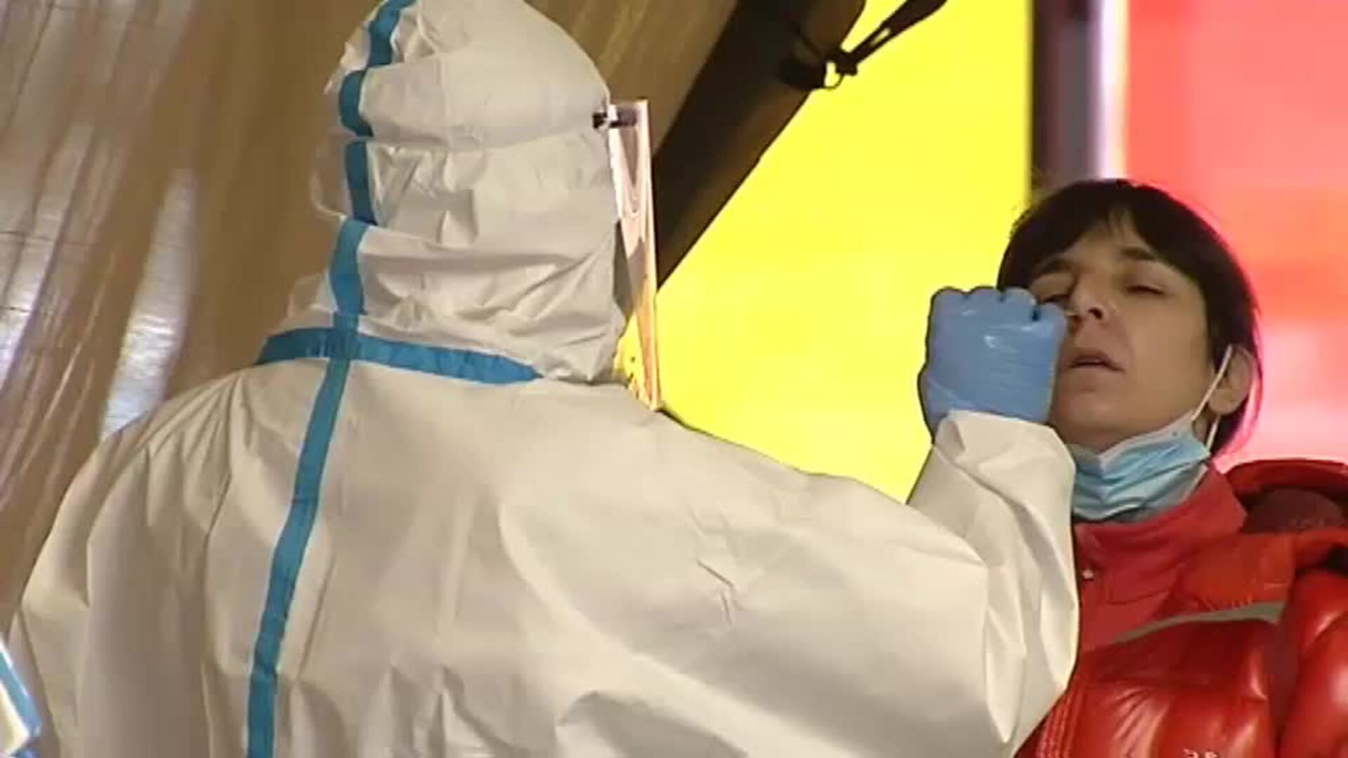 La incidencia baja de los 150 puntos en España y abandona, por fin, el nivel de riesgo alto