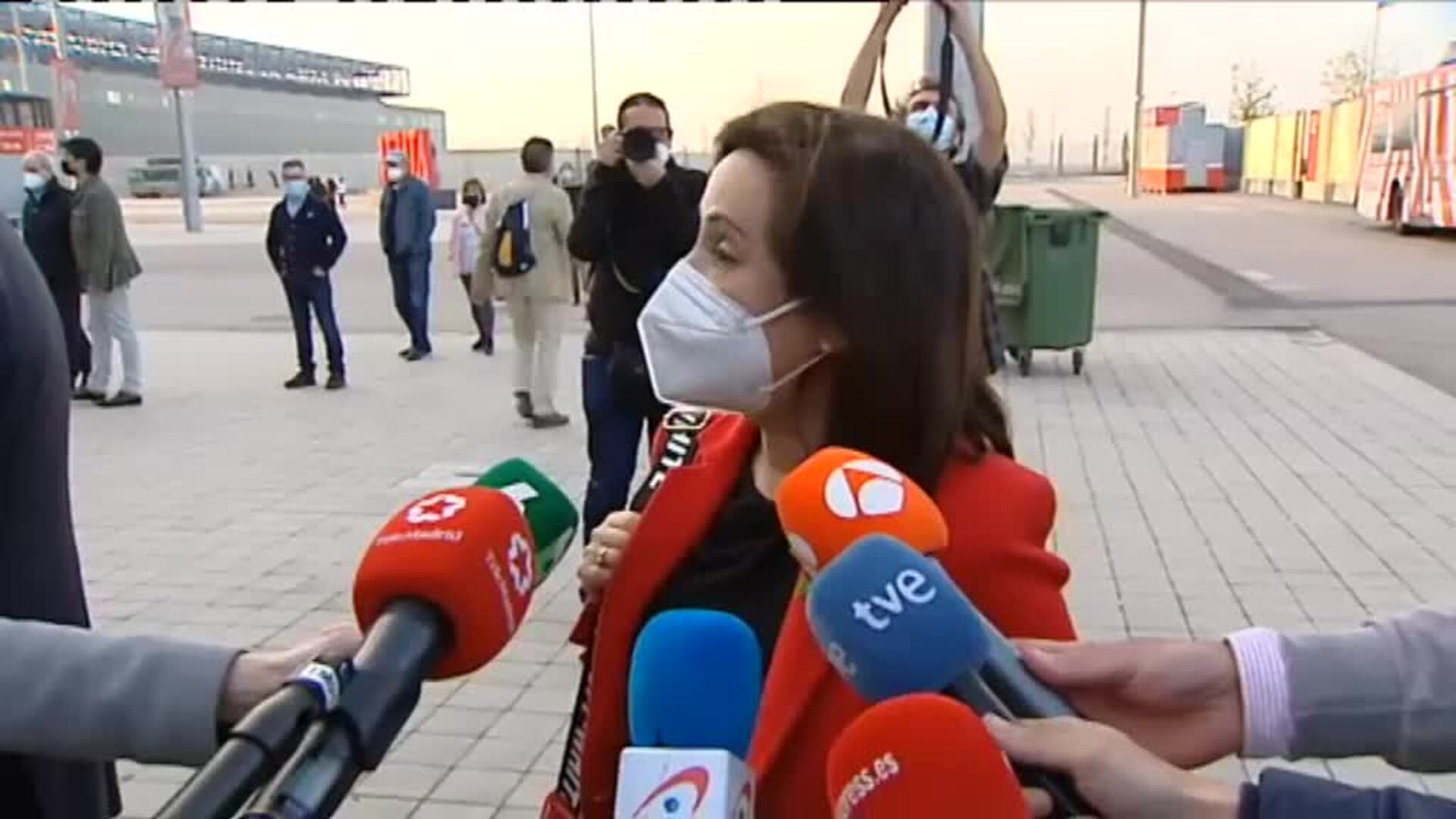 Margarita Robles recibe la vacuna en el Wanda: «Es importante poner en valor que es con AstraZeneca»