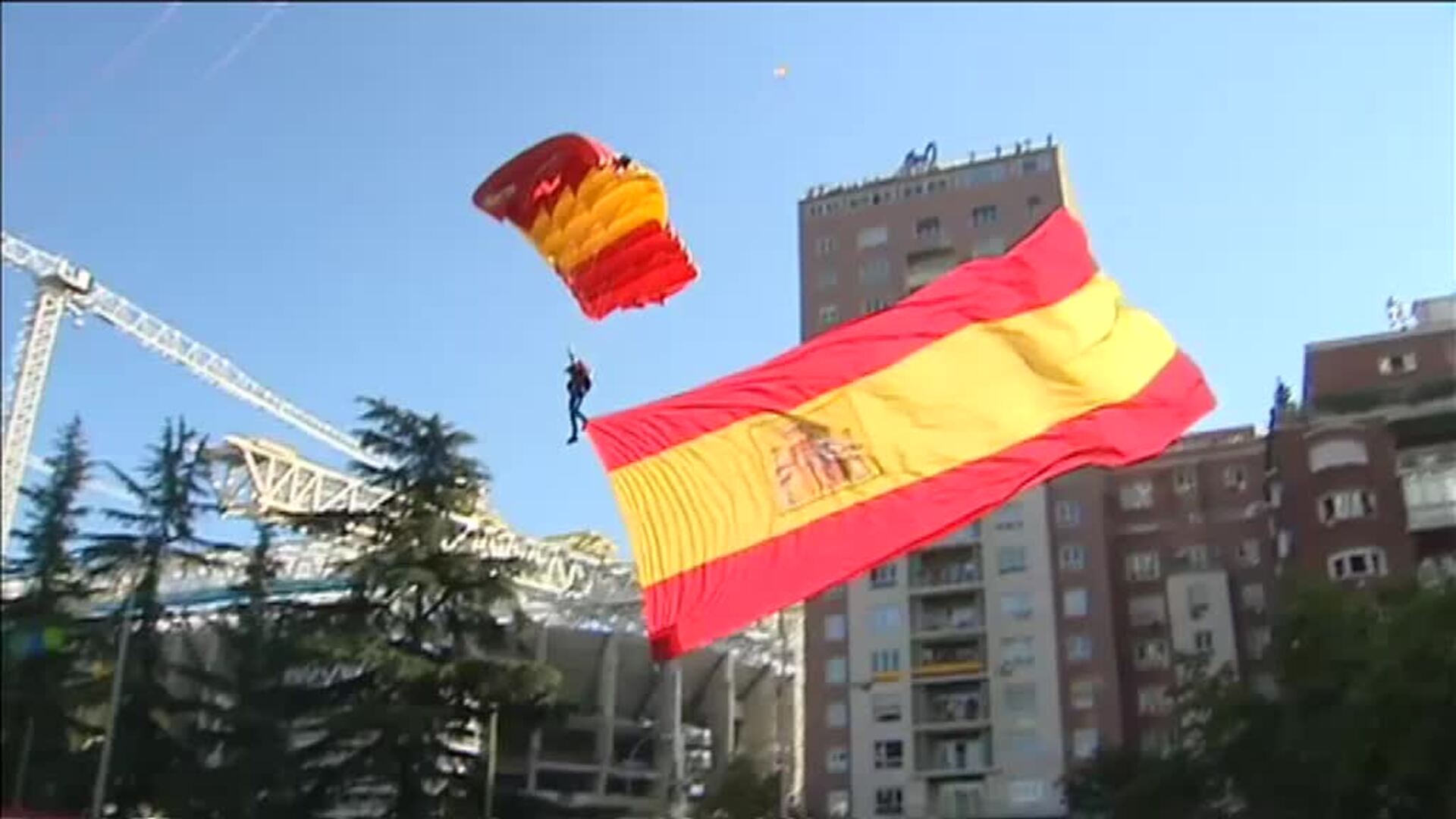 Vuelve el desfile a la calle y regresan los abucheos al presidente