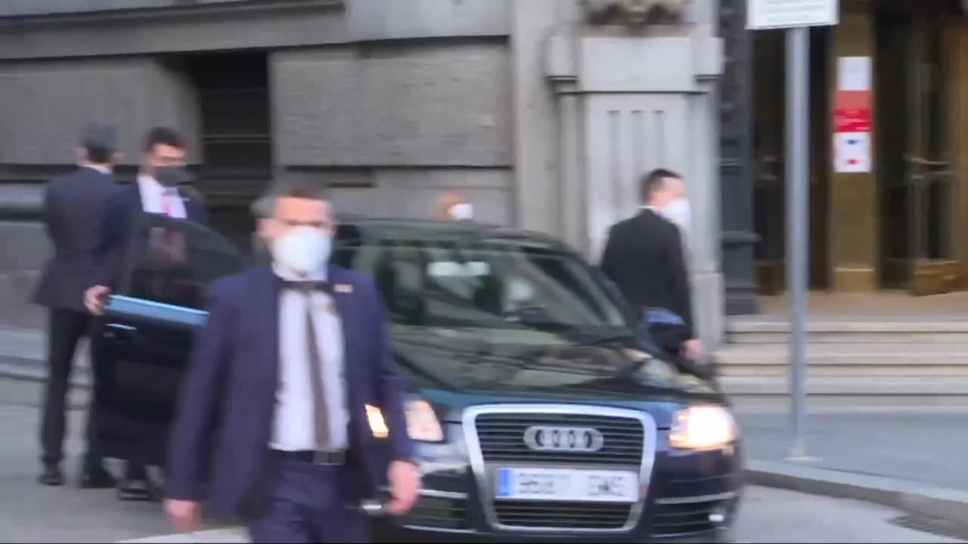 Sánchez sale de las jornadas &#039;Los retos de la democracia hoy&#039;